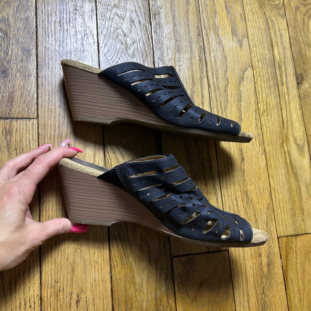 Solanz‎ Womens Laser Cut Wedge Sandals Black Open Toe Mule Slip On Shoes